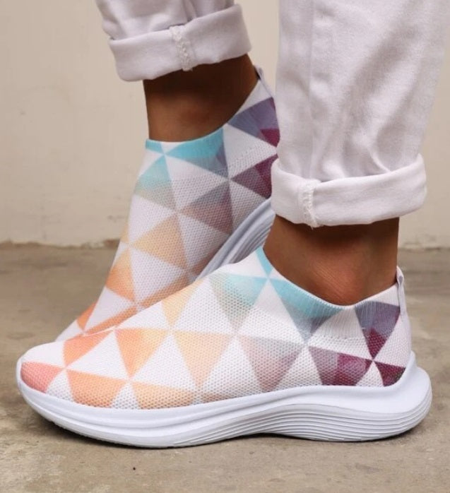 Women's Flat-bottomed Flying Woven Student Footwear Large Soft-soled Shoes Overview: Unique design, stylish and beautiful. Good material, comfortable feet. A variety of colors, any choice. Specification: Fashion element:3d printing Upper material:Artifici