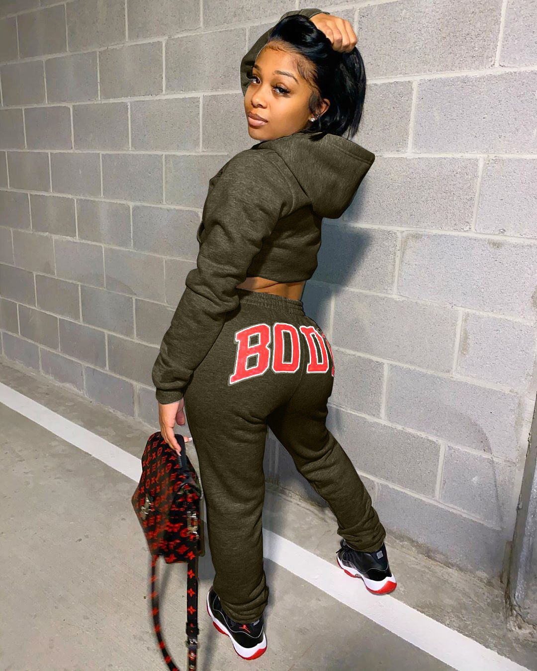 Solid color sweatshirt sports letter suit pattern: plain Style: pants suit Top style: T-shirt Top sleeve length: long sleeve Pants style: Harem pants Fabric name: cotton blended Main fabric composition: polyester fiber (polyester) The content of the main