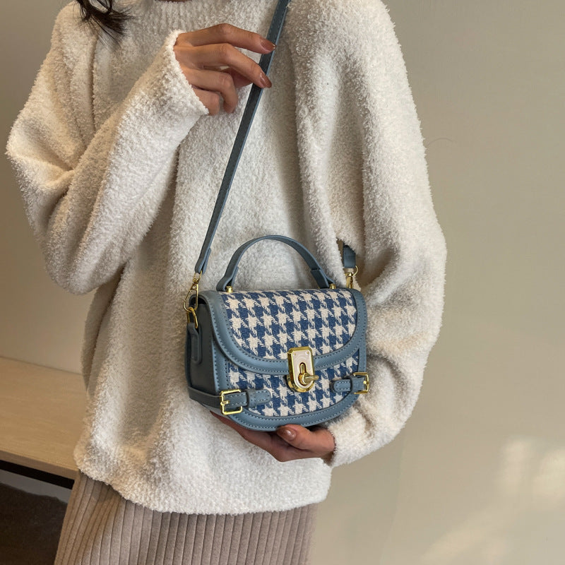 Women's Fashion All-match Houndstooth Shoulder Bag Product information: Lining texture: polyester cotton Color: Black, Brown, khaki, Blue Material: PU Suitcase shape: Oval Bag internal structure: Sandwich zipper bag Popular elements: contrast color, stitc