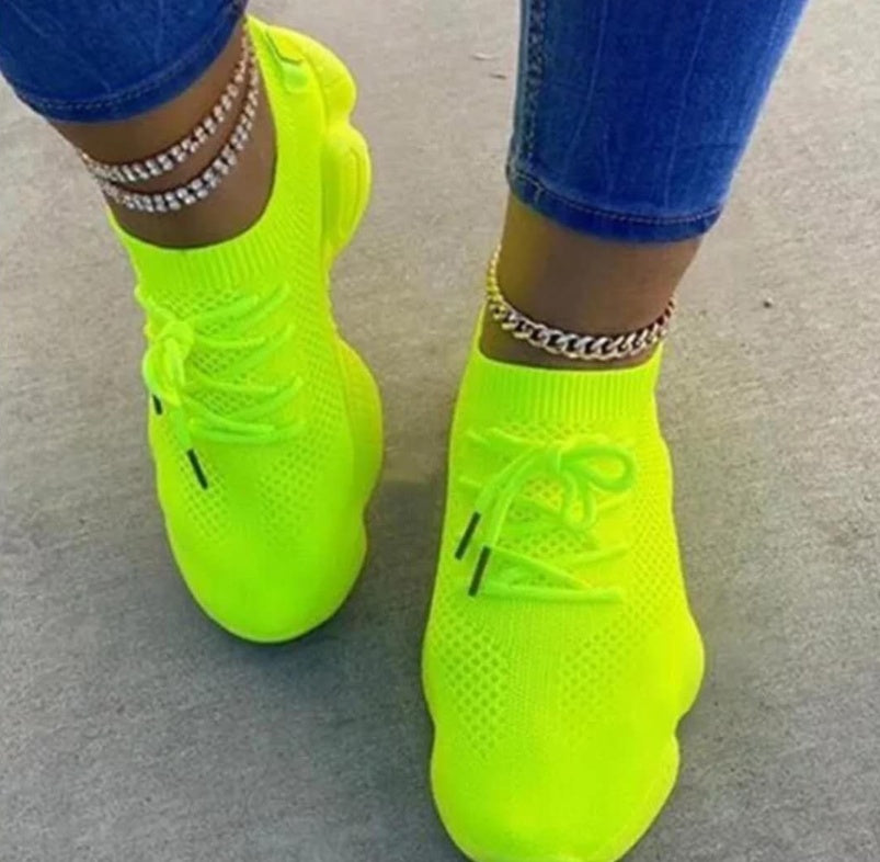 Flat fly woven breathable sports casual shoes Popular elements: sponge cake heel, cross straps Toe shape: round head Upper Material: Mesh Heel height: low heel (1-3CM) pattern: plain Sole Material: Rubber Inside material: mesh Upper height: low Heel shape