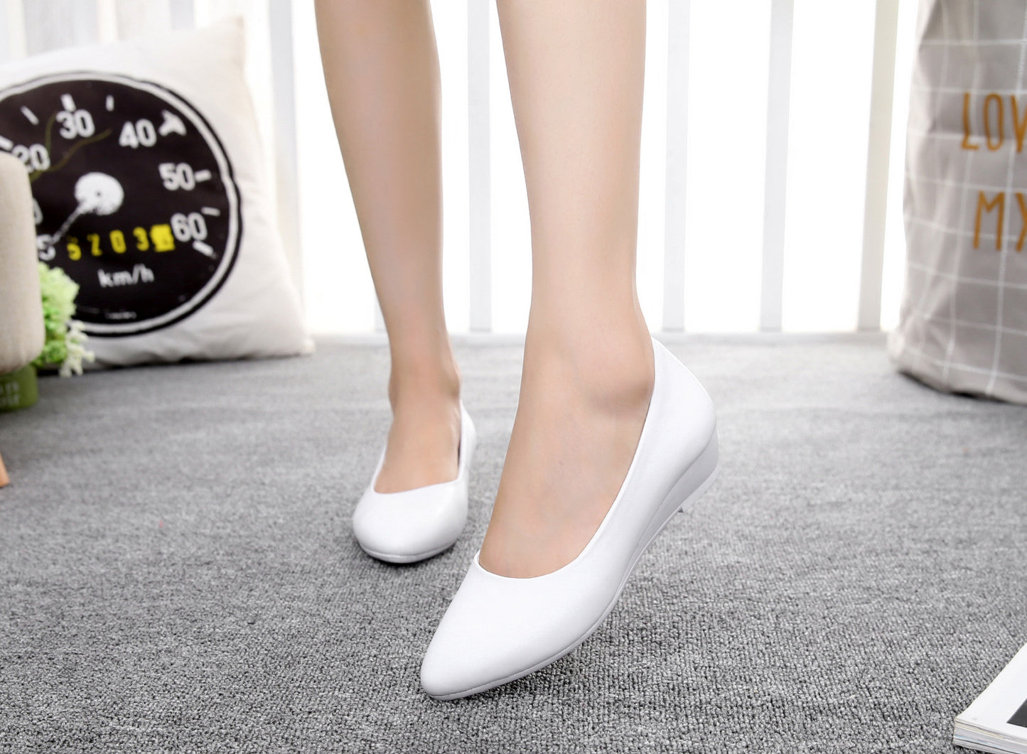 Leather non-slip soft sole flat shoes Upper material: leather Sole Material: Rubber Wearing style: sleeve/overshoes Cortical features: first layer cowhide Heel shape: wedge heel Inside material: microfiber Heel height: low heel (1-3CM) Insole material: PU