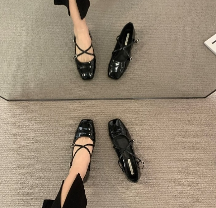 Women's Red Cross Buckle Mary Jane Shoes Product information: Pattern: solid color Lining material: PU Applicable sports: Hiking Color: red, black, silver Upper height: low top Heel height: mid heel (3-5CM) Heel shape: chunky heel Size: 35,36,37,38,39 Sol