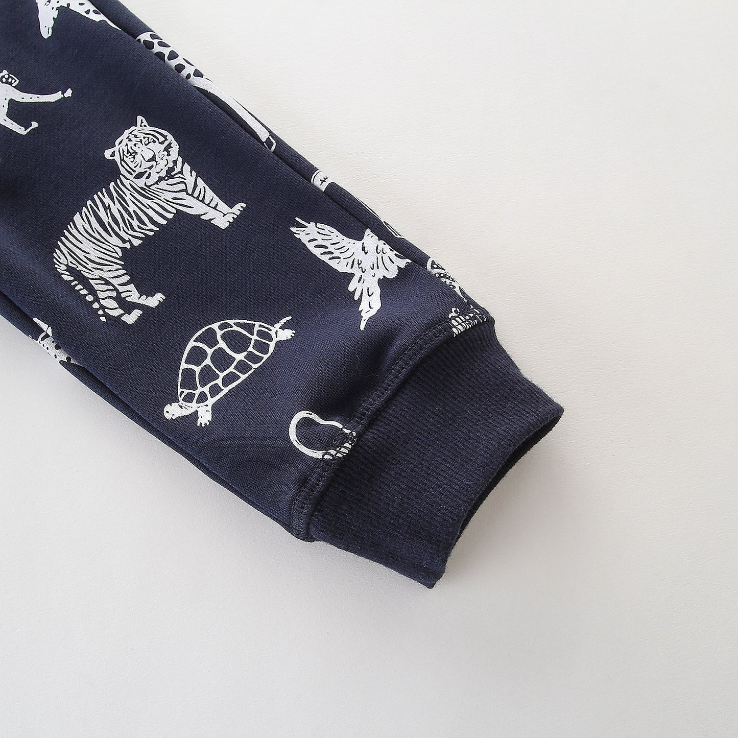 Autumn Sweater Trousers Children's Sweater Trousers Product information: Material: Cotton Style: Europe and America Features:Rubber band belt Colour: dark blue Packing list: Pants*1 Product Image: Autumn Sweater Trousers Children's Sweater Trousers Produc