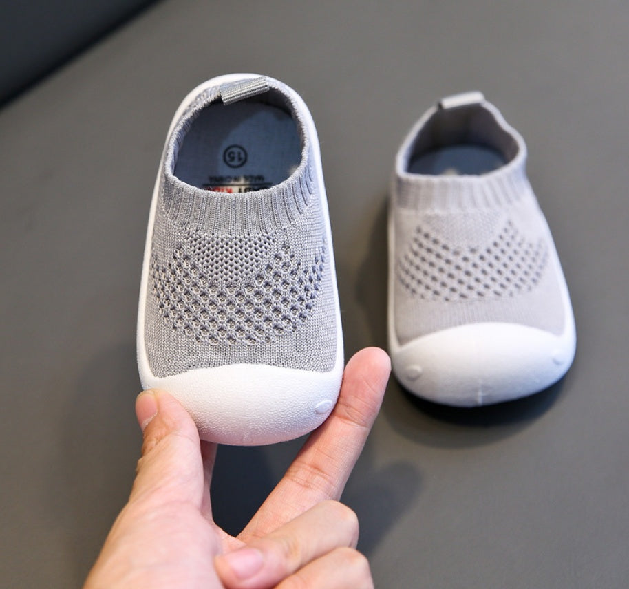Baby Toddler Shoes Soft Bottom Shoes Product information: Upper material: fabric Craft: Embroidery Popular elements: hollow Tube height: low tube Upper height: low to help Wearing style: sleeve / overshoe Color: FZ-1 red, FZ-1 black, FZ-1 rubber powder, F