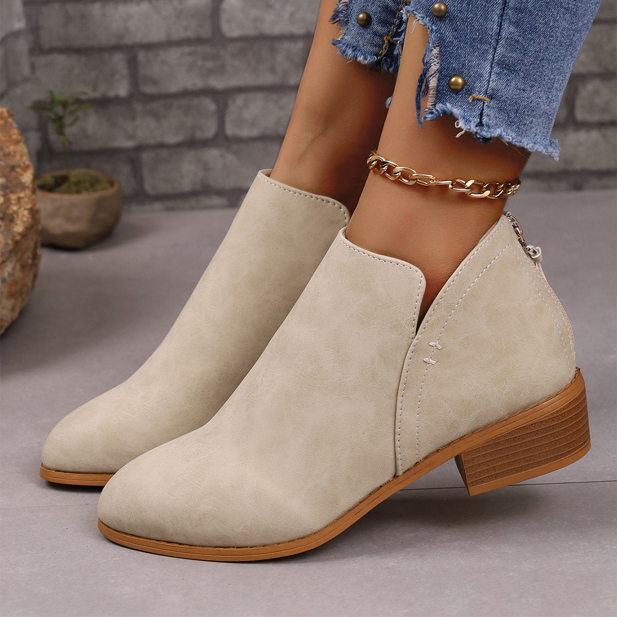 Chunky Heel Pointed Toe Ankle Boots With V-cut Design Fashion Fall Winter Short Boots For Women Shoes Overview: Unique design, stylish and beautiful. Good material, comfortable feet. A variety of colors, any choice. Specification: Product category: Martin