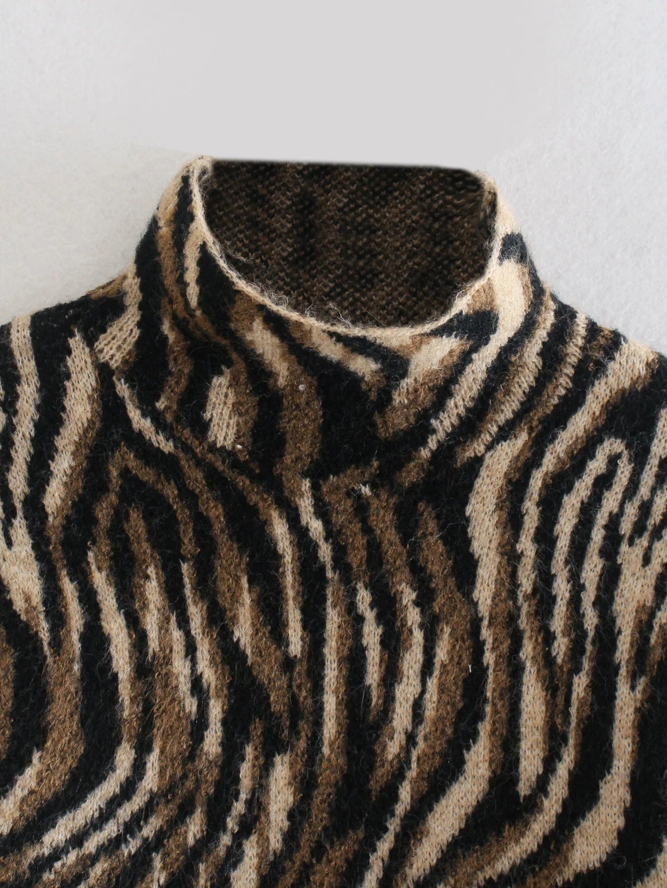 Animal Print Jacquard Sweater With Women's Sweater Product Details: Fabric name: polyester fiber The content of main fabric components: 51%-70% Pattern: animal print Sweater Technology: Knitting Thickness: Moderate Style: Hedging Combination form: one-pie