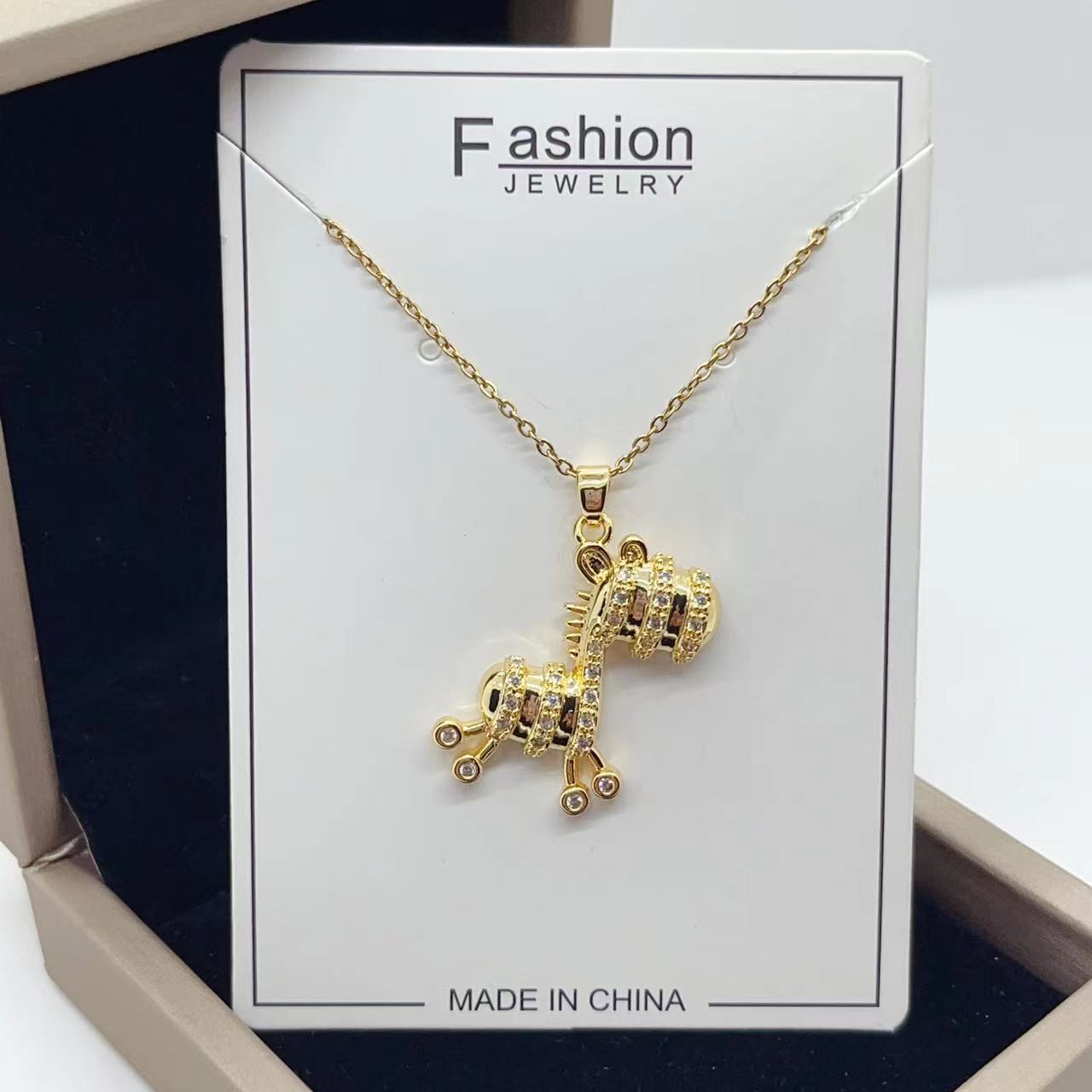 Fashion Trend Copper Gold-plated Micro-inlaid Clavicle Chain Product information: Treatment Process: Electroplating Color: gold, just color Applicable population: Female Chain style: O-ring chain Material: Copper Shape: Geometry Perimeter: 41cm (inclusive