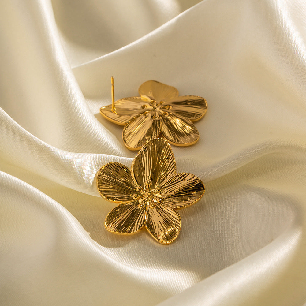 French Royal Style Dull Vintage Gold Stainless Steel Flower Metal Stud Earrings Product information: Color: Jde2302103 Applicable people: Women Material: Stainless steel Shape: Geometric Popular elements: Flowers Style: Ins style Packing list: Earrings *1