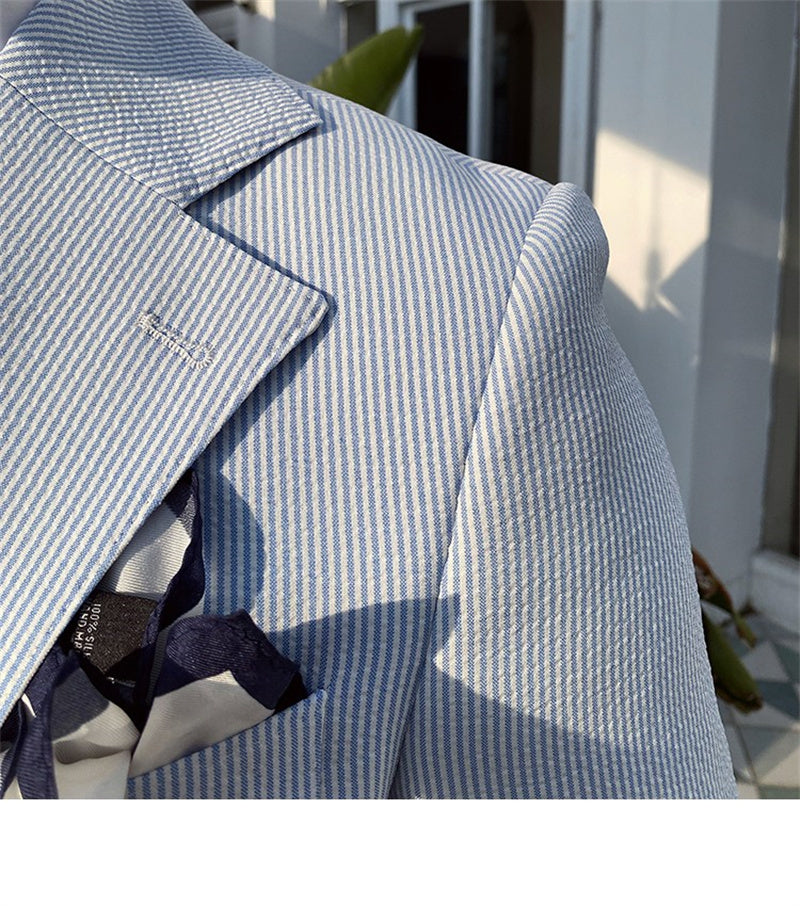 Thin Seersucker Suit For Men In Blue Stripes Product Details: Pattern: Stripes Collar type: flat lapel collar Color: Blue Material composition: polyethylene terephthalate (polyester)97% polyurethane elastic fiber (spandex)3% Collar width: Wide collar (9-1