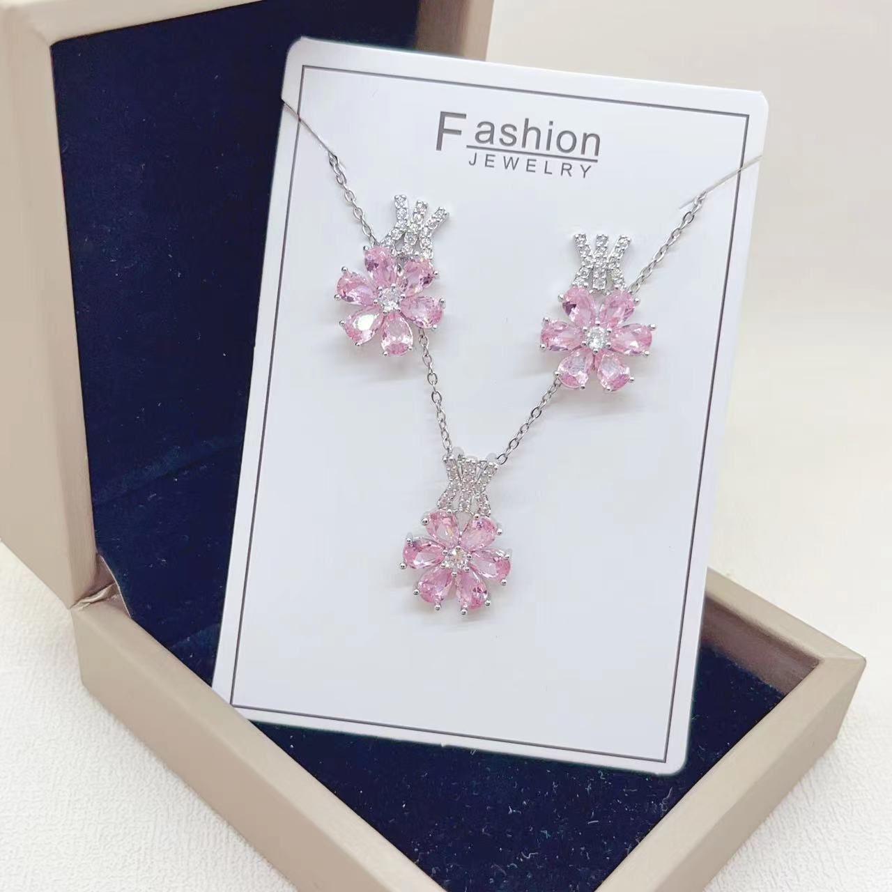 Copper Plated Gold Hand Inlaid Pink Water Drop Flower Fashion Product information: Treatment Process: Electroplating Color: 1,2 Applicable population: Female Chain style: O-ring chain Material: Copper Shape: Flower Perimeter: 41cm (inclusive)-50cm (inclus