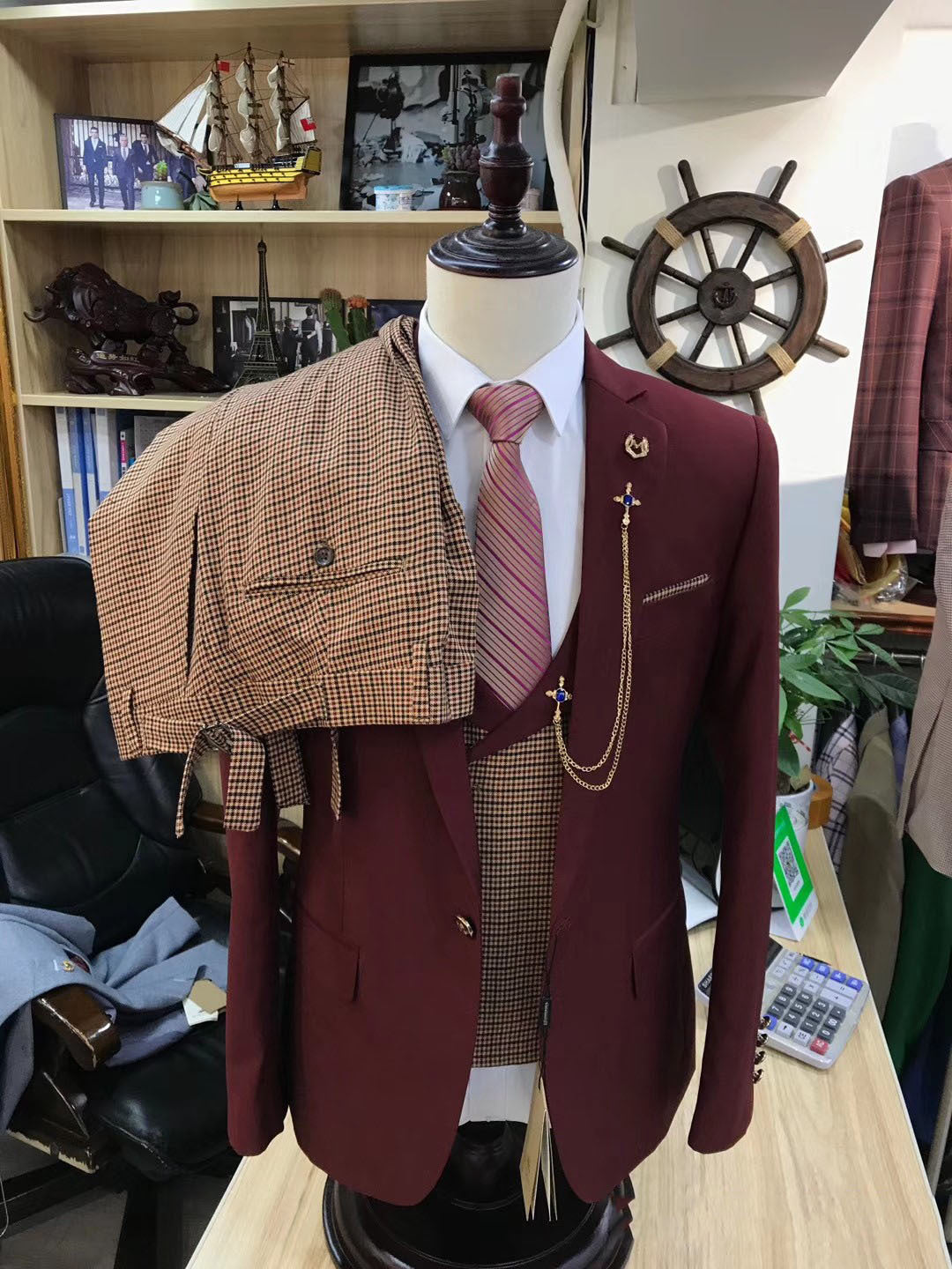 Men's dress suits Collar type: flat collar Placket/button: a single-breasted button Basic style: Youth popular Applicable season: Four seasons Applicable scene: Banquet Version: Standard Slit way: double slit 1. Asian sizes are 1 to 2 sizes smaller than E