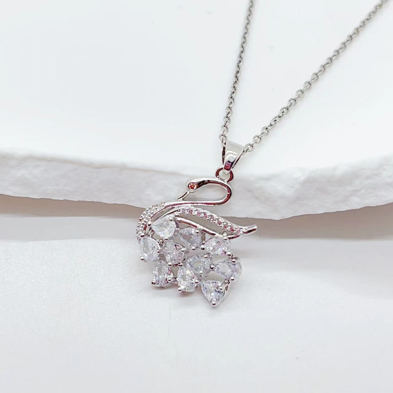 Titanium Steel Micro-inlaid Zirconium Shiny Swan Necklace Product information: Treatment Process: Electroplating Color: gold, white Applicable population: Female Pendant material: titanium steel Chain style: O-ring chain Material: Copper Shape: Leaves Per