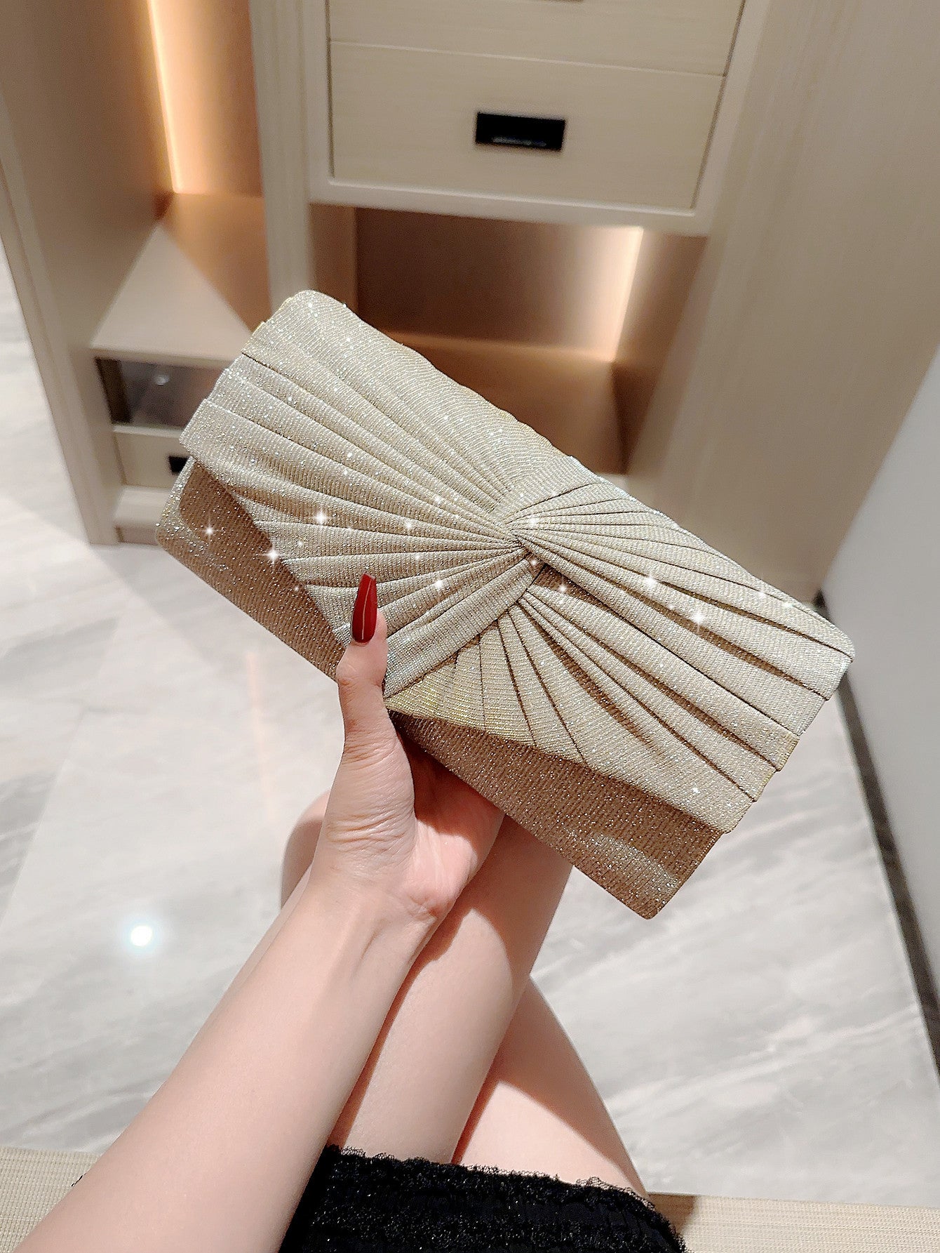 Dinner Clutch Dress Evening Bag Banquet Bag Product information: Lining texture: Polyester Applicable scenarios: Daily matching Color: 011 silver, 011 gold Outer bag type: open pocket Hardness: medium hard Material: GREAT Suitcase shape: Horizontal Square