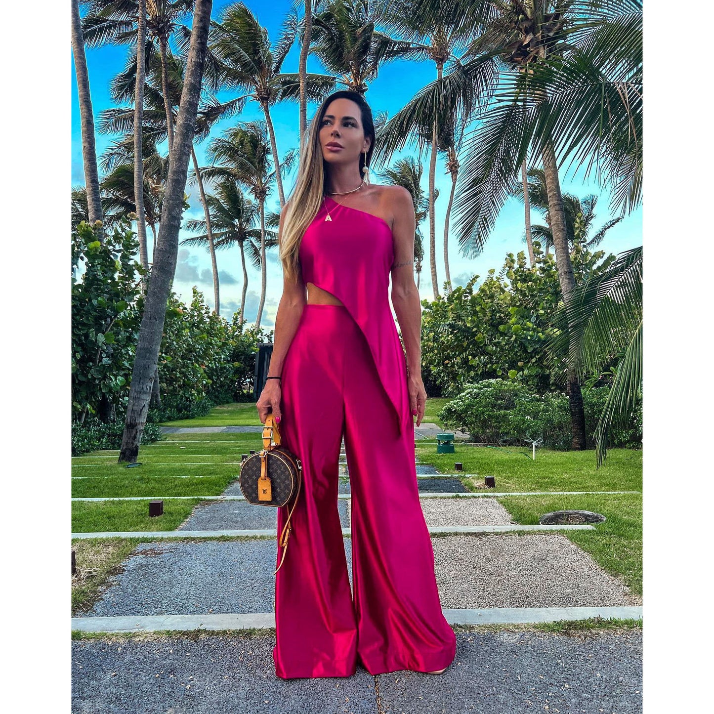 Casual Loose Pockets Women's Two-piece Suit Product information: Color: wine red, black, rose red, dark green, dark blue, apricot Size: S,M,L,XL Popular elements: zipper Sleeve type: sleeveless Main fabric composition: Polyester (polyester fiber) Size: No