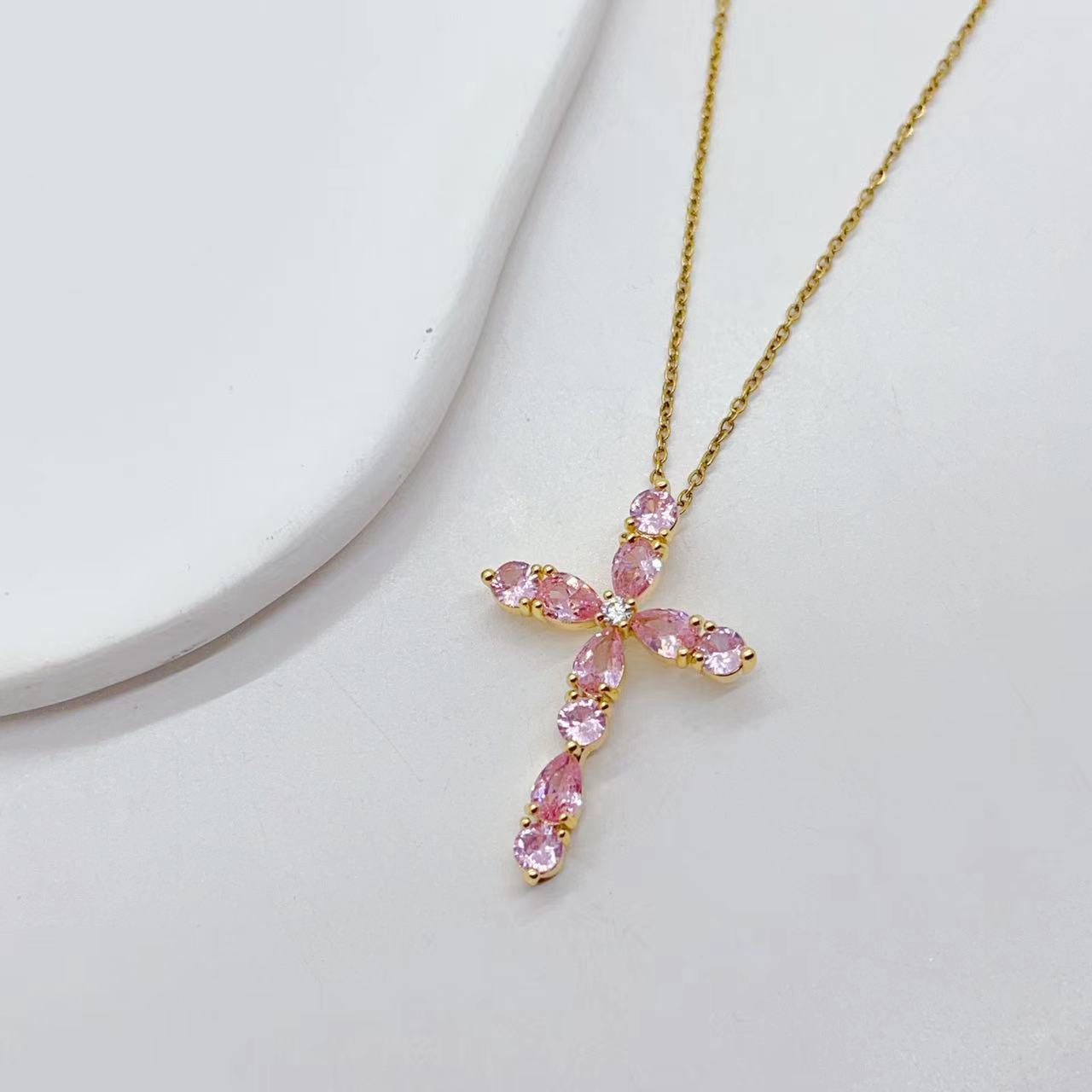 Fashion Jewelry Micro Inlay Colorful Zircon Water Drops Cross Necklace Product information: Treatment Process: Electroplating Color: A,B,C,D,E,F Applicable people: Unisex Chain style: O-ring chain Material: Copper Shape: Geometry Perimeter: 41cm (inclusiv