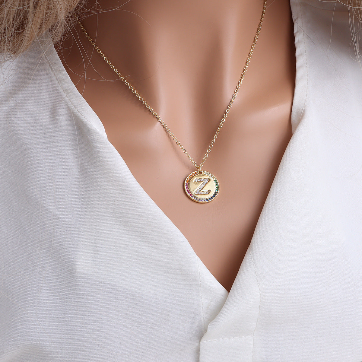Gold English Letter Round Necklace Colorful Crystals Clavicle Chain Product information: Treatment Process: Electroplating Applicable people: Unisex Material: Copper Modeling: letters/numbers/text Popular elements: English letters Packing list: Necklace *