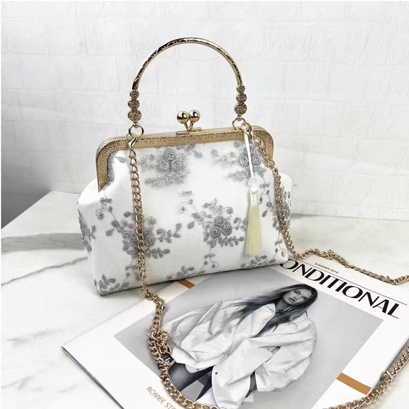 Embroidered Cheongsam One-shoulder Messenger Handbag Retro Lei Antique Style Women Product information: Lining texture: polyester cotton Applicable scenarios: Daily matching Color: creamy-white with crossbody chain, light gray with crossbody chain Outer b