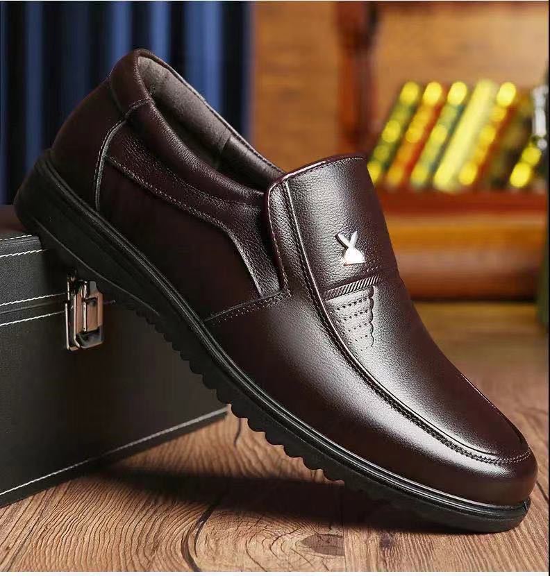 Men's Fashionable Casual Breathable Leather Shoes Product information: Lining material: Microfiber Color: 20888-black, 20888-Brown Upper height: low top Size: 39, 40, 41, 42, 43, 44 Sole craft: injection moulded shoes Sole material: PVC Popular elements: