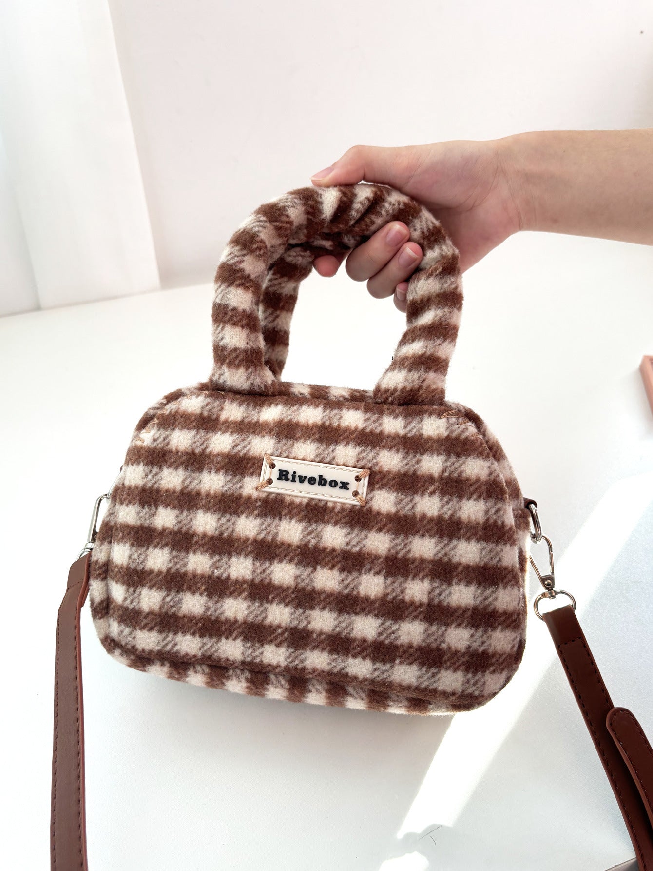 Niche Autumn And Winter Messenger Bag Plush Lady Product information: Lining texture: Woolen Applicable scenarios: Daily matching Color: Christmas red without pendant, Brown without pendant, black without pendant Outer bag type: slit pocket Hardness: soft
