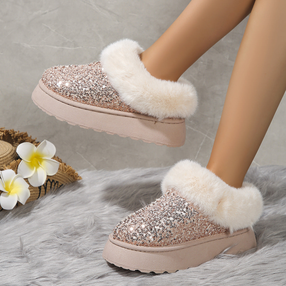 Fashion Sequined Thick-soled Plush Shoes Winter Indoor And Outdoor Casual Warm Slippers Women Garden House Shoes Overview: Unique design, stylish and beautiful. Good material, comfortable feet. A variety of colors, any choice. Specification: Types of slip