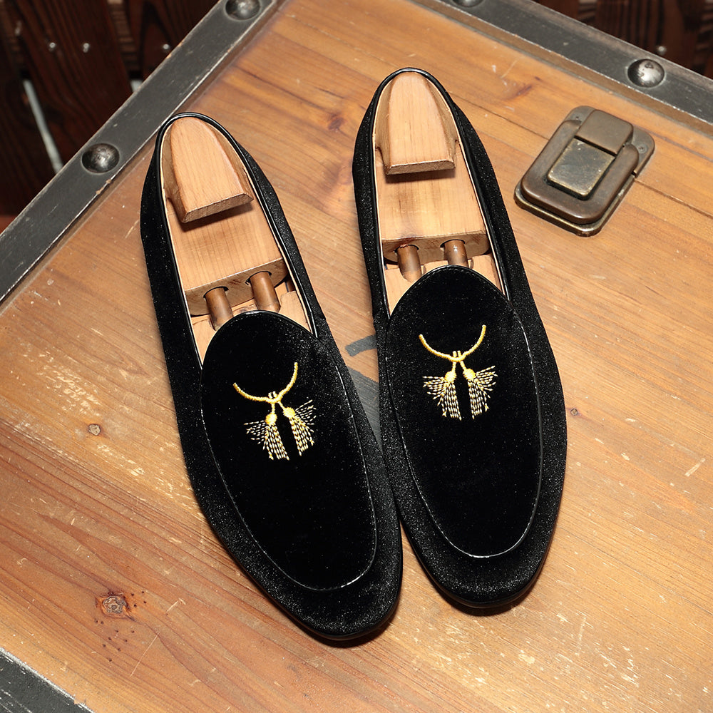 Breathable Small Leather Shoes Hair Stylist Gold Velvet Product information: Function: Breathable Closing method: one pedal Heel style: flat heel Sole Material: Rubber Color: black Size: 38 39 40 41 42 43 Size information: size 38 39 40 41 42 43 Foot leng