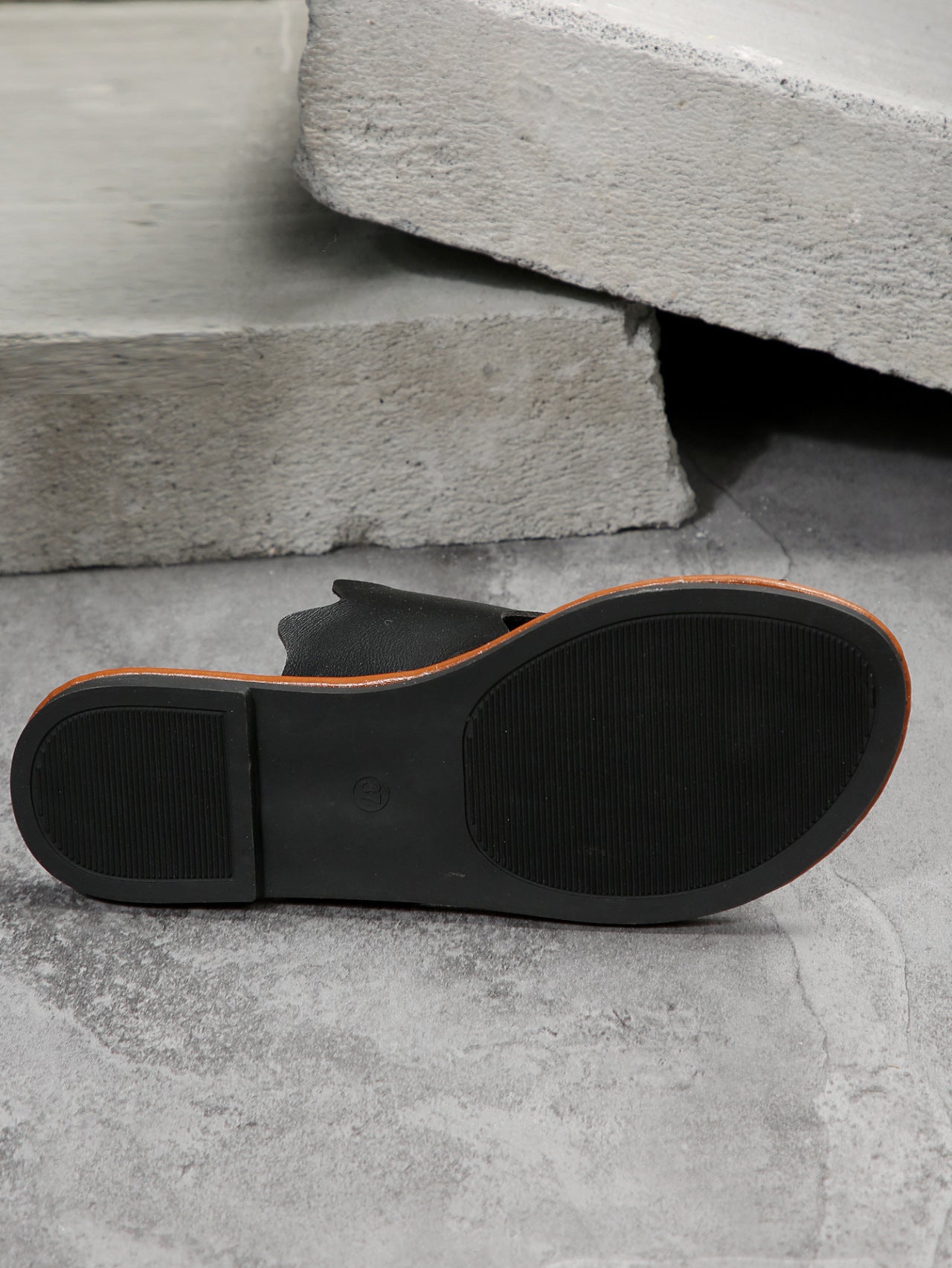 Retro Style Flat Toe Ring Slippers For Women Product information: Pattern: solid color Lining material: Leather Color: black, white, brown Size: 37,38,39,40,41,42,43 Sole craft: viscose shoes Sole material: rubber Popular elements: leather stitching Appli
