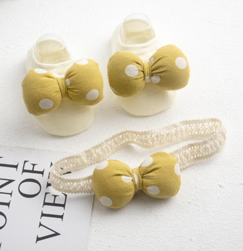 Baby Headband Socks Set Accessories Product information: Fabric name: Regenerated cellulose fiber Boneless Sewing No: Machine Sewing Head Applicable gender name: Female Applicable age group: Infant (0-1 years old) Main fabric ingredient: Regenerated cellu