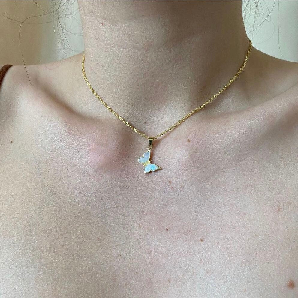 Electroplated 18K Golde Butterfly Necklace Women Clavicle Chain Product information: Treatment Process: Electroplating Color: Butterfly clavicle chain abalone shell, butterfly water wave chain abalone shell Material: titanium steel Style: Retro Chain leng