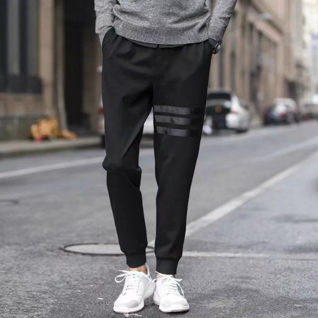 Pantalones deportivos ajustados para hombre.