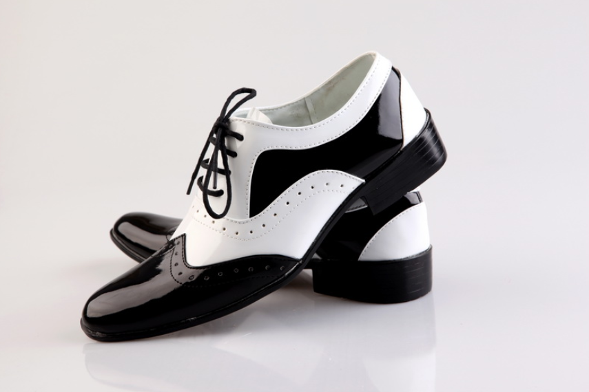 Black-and-white fashionable men's shoes