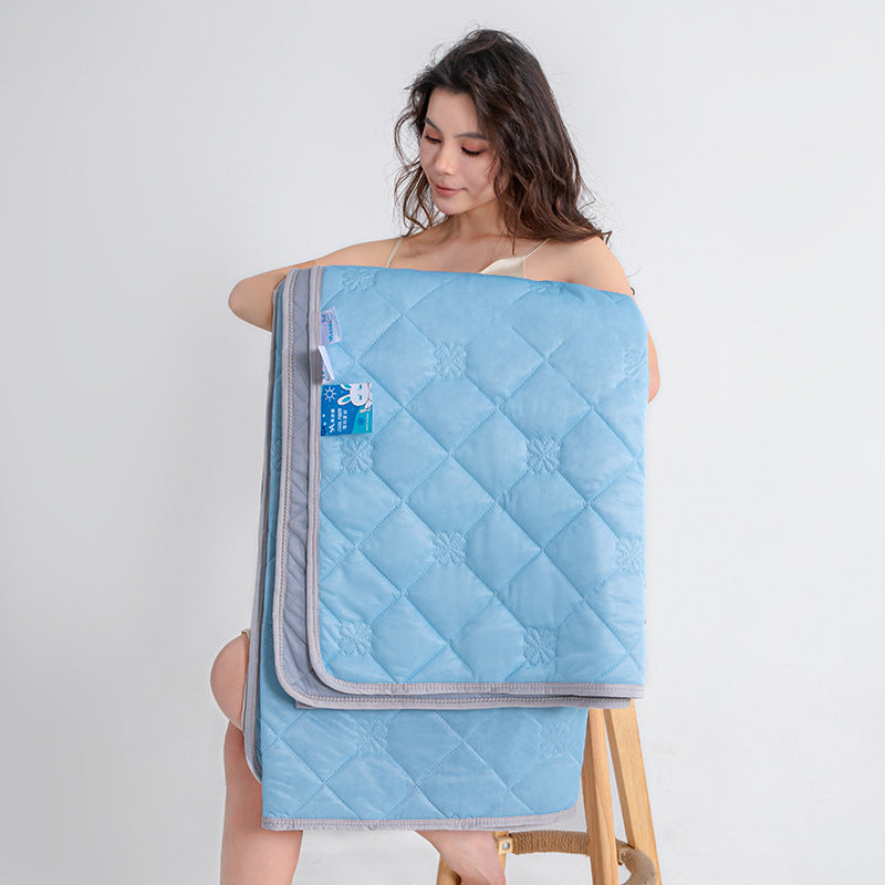 Cool Silk Summer Quilt Solid Color Printing Airable Cover Product information: Size: 70 * 100cm random color, 100 x150cm,150 x200cm,200X230cm Weaving process: quilting Fabric material: cool fiber Printing and dyeing process: reactive printing and dyeing F